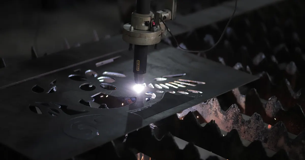 CNC plasma cutting head piercing and cutting a steel sheet on a cutting table, an example of thick plate cutting equipment